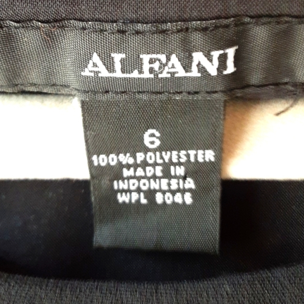 Very nice looking little black dress, Alfani size 6 - Picture 3 of 6